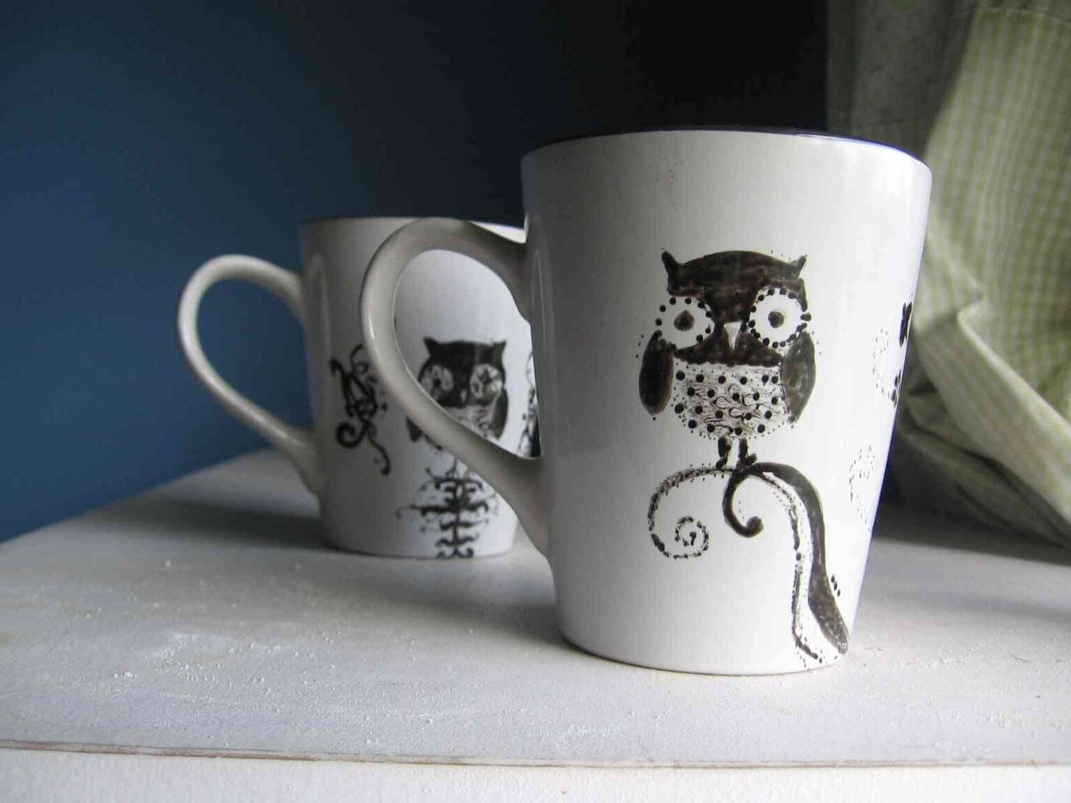 taza blanca con un buho