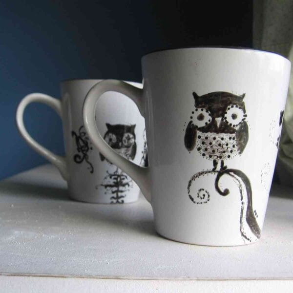 taza blanca con un buho