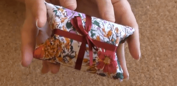 Cómo hacer una cajita original con un rollo de cartón