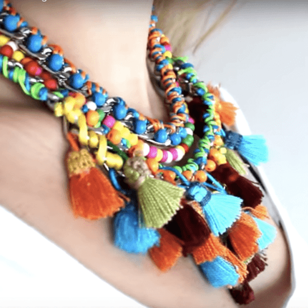 http://videodecoracion.com/diy-como-hacer-un-collar-de-nudos-2/