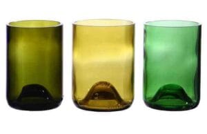 vasos con botellas de cristal