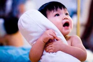 niño abrazando a una almohada