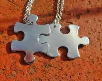 DIY collar hecho con puzzle