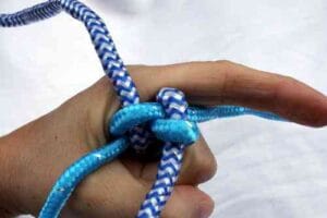 collar hecho de nudos