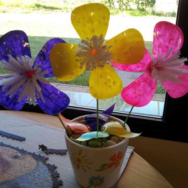 Cómo hacer flores originales con botellas de plástico