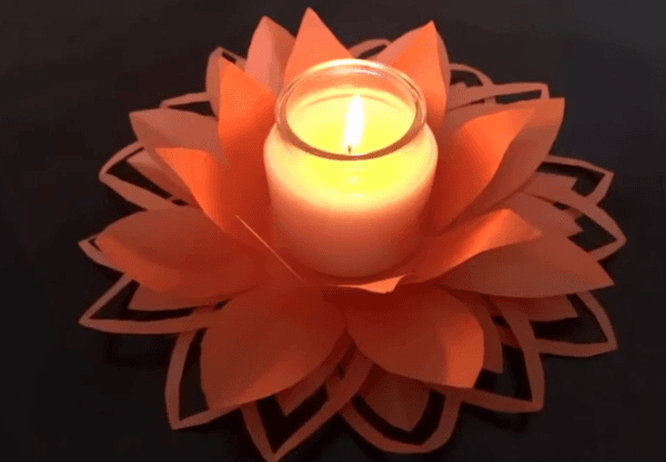 Cómo decorar una vela con papel en forma de flor