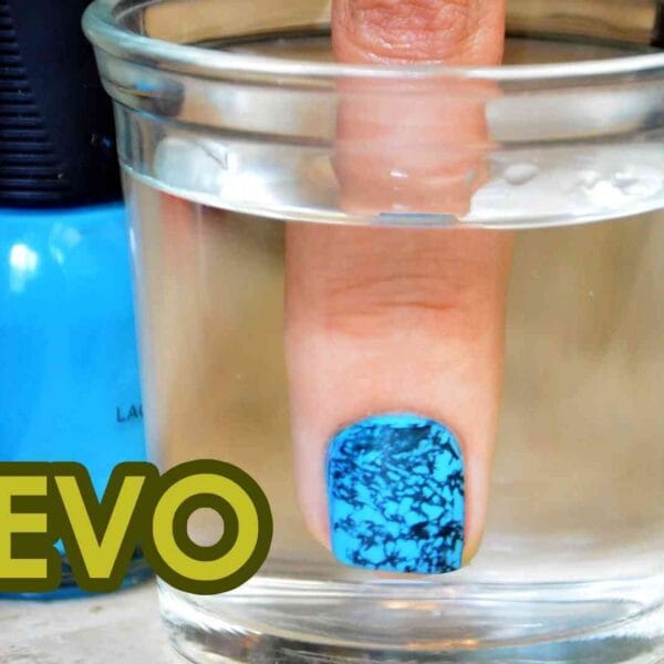 Idea original para decorar las uñas ¡con agua!