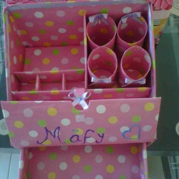 DIY: Organizador original de maquillaje hecho con cartón