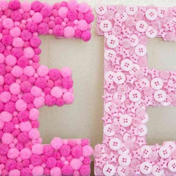 Decoración chic y femenina con letras en la pared