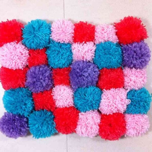 DIY: cómo hacer una alfombra con pompones de lana