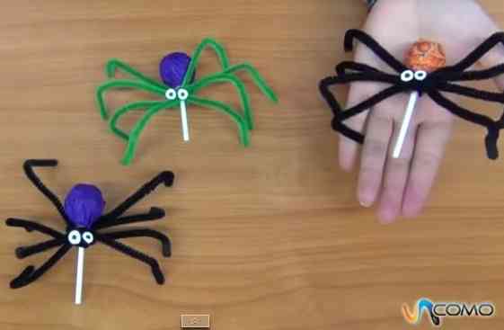 Cómo hacer arañas con chupa chups para Halloween
