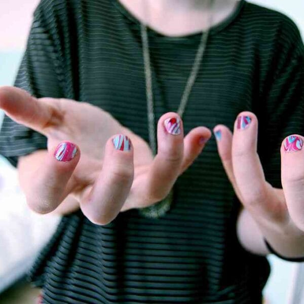 uñas al agua