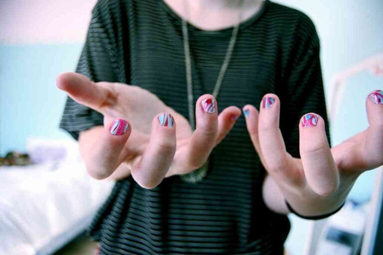 uñas al agua
