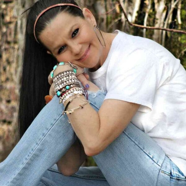 mujer con pulseras