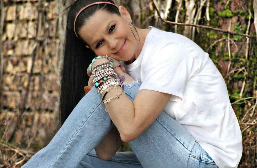 mujer con pulseras