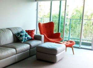 sofa en color naranja para salon
