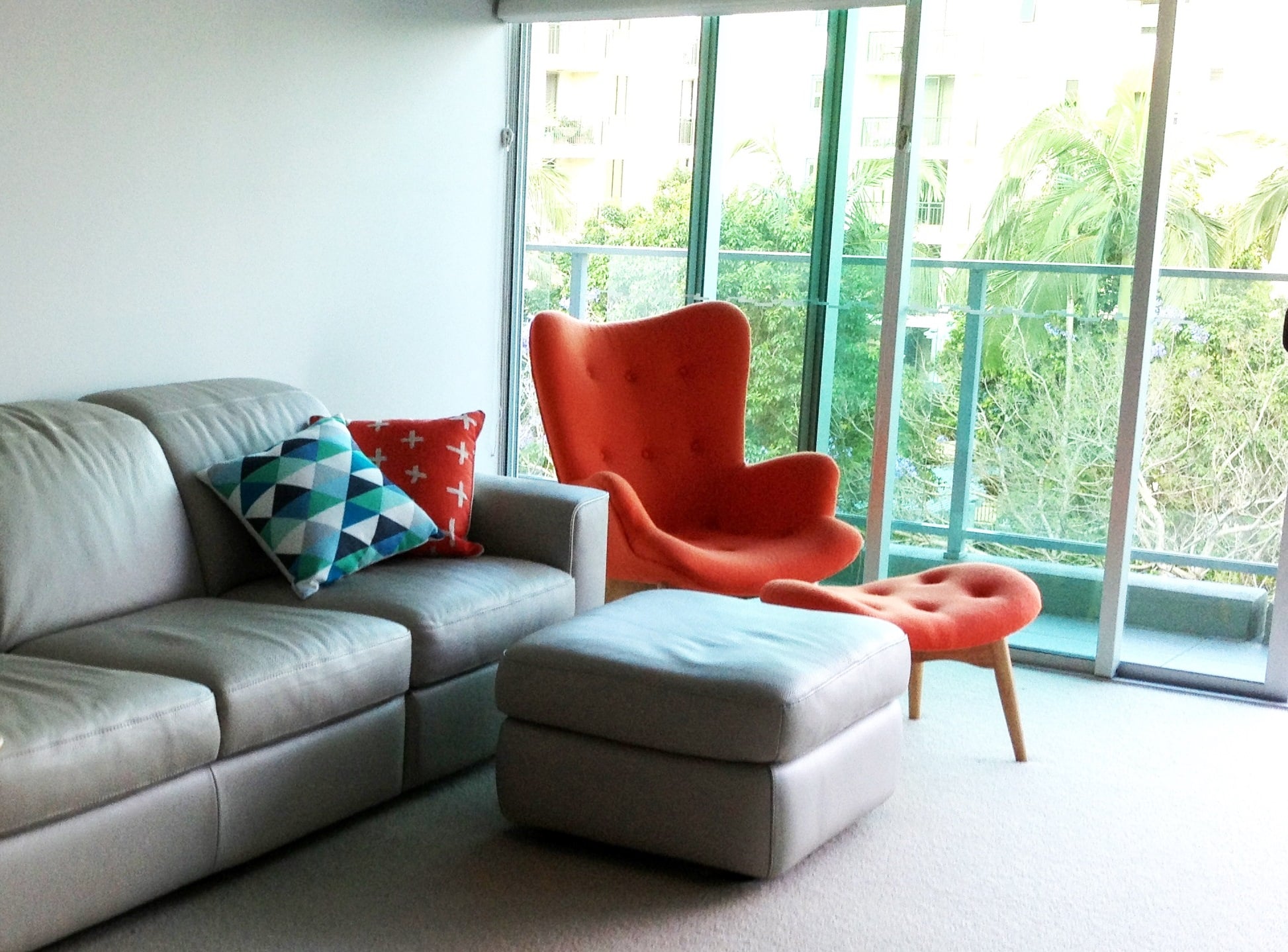 sofa en color naranja para salon