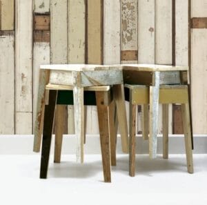 mesas hechas de restos