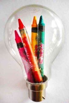 crayones en una bombilla