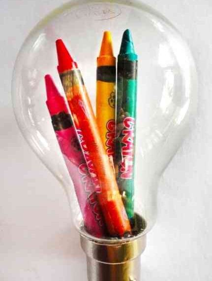 crayones en una bombilla