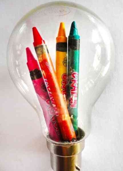 crayones en una bombilla