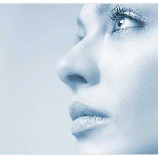 cara de mujer con un filtro azul