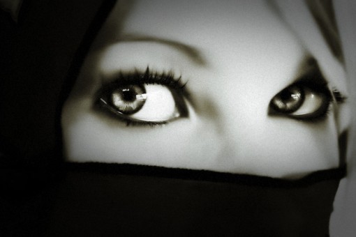 mujer con velo y ojos pintados