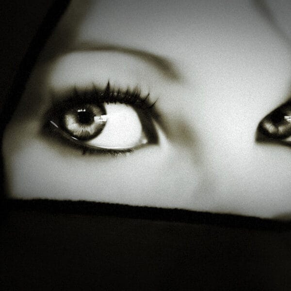 mujer con velo y ojos pintados