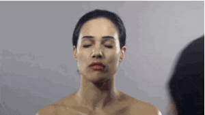 peinado y maquillaje de una mujer