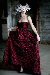 modelo con mascara de papel