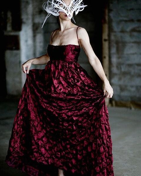 modelo con mascara de papel