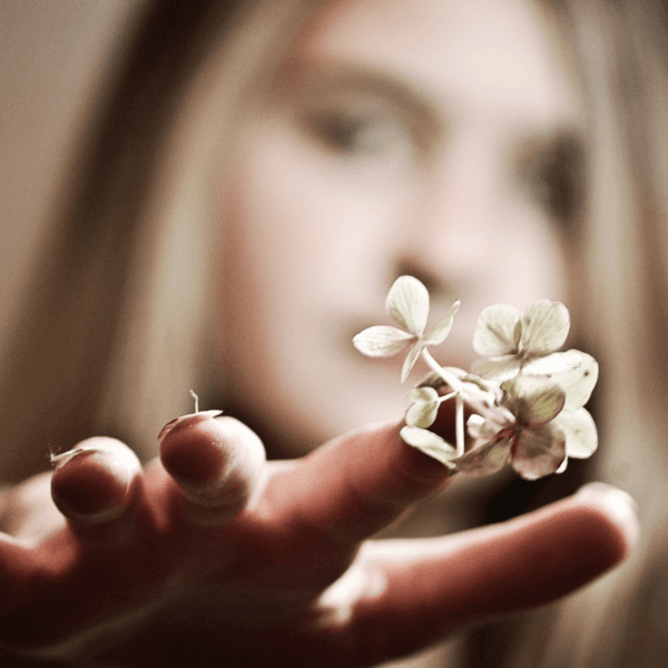 chica con flores en la uña