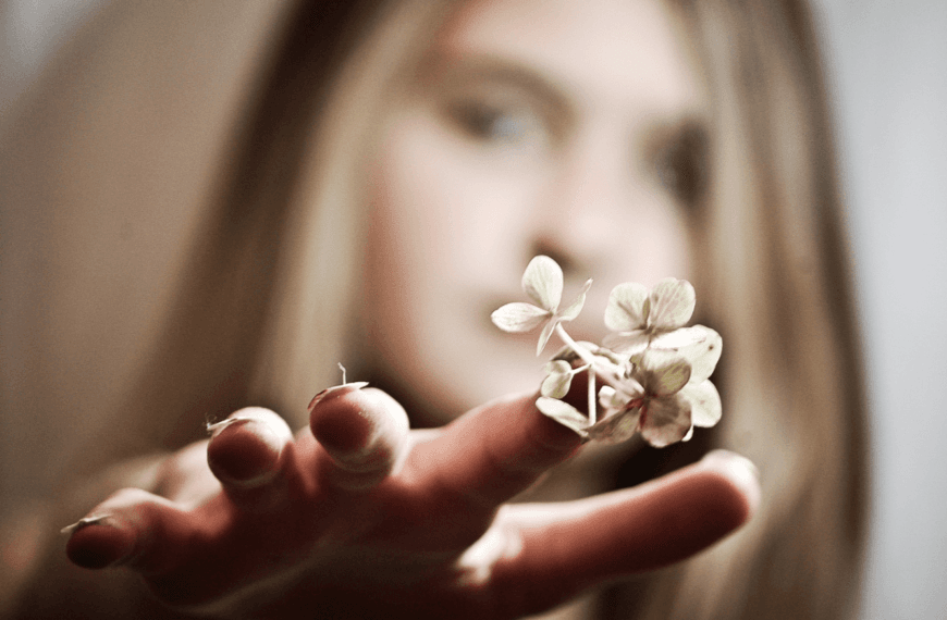 chica con flores en la uña