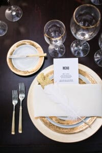 mesa decorada en color oro