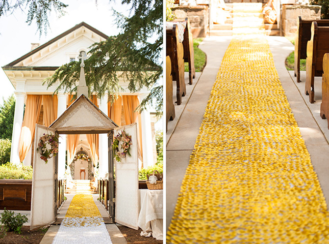 alfombra de color dorado