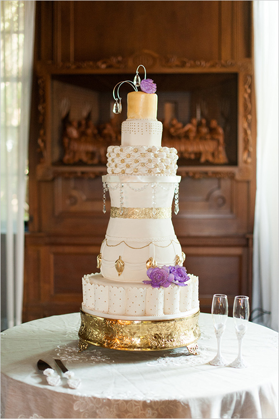 tarta con detalles en color dorado