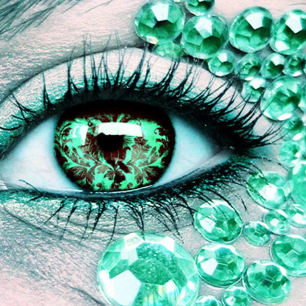 ojo en color verde con circonitas decorando su alrededor