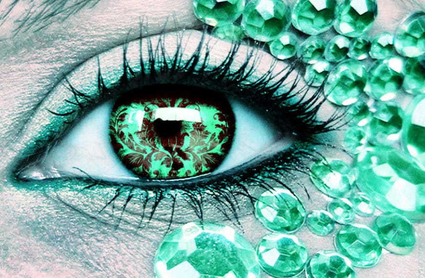 ojo en color verde con circonitas decorando su alrededor