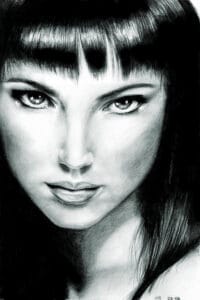 mujer de pelo oscuro pintada