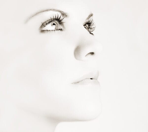 mujer mirando hacia arriba en una paleta de colores clara