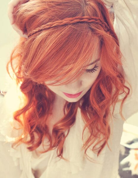 chica pelirroja con una trenza