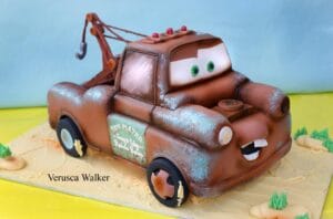 tarta en 3D con forma de coche de la pelicula cars