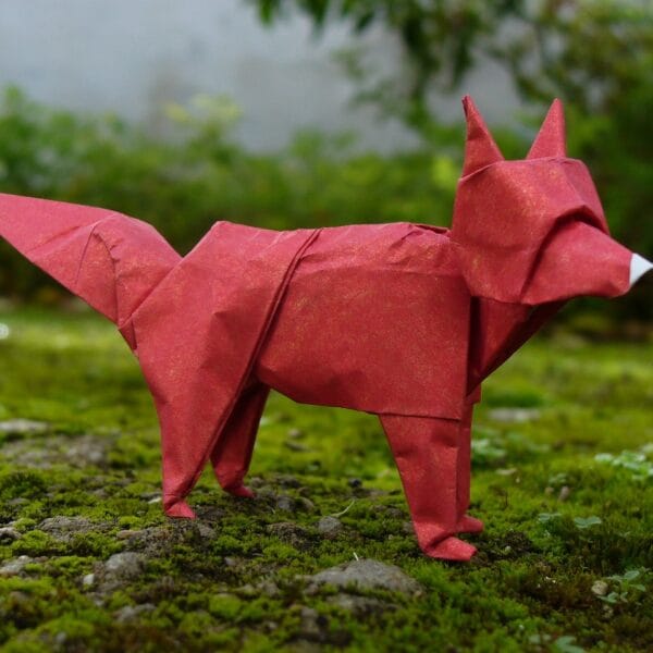 un zorro hecho de papel