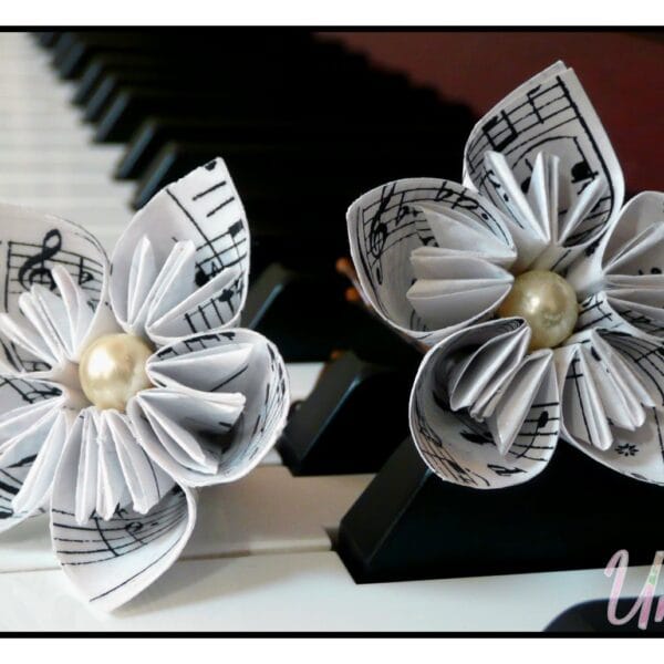 flores de papel sobre las teclas de un piano