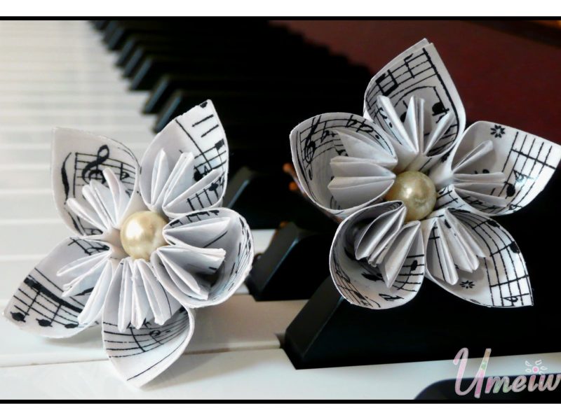 flores de papel sobre las teclas de un piano