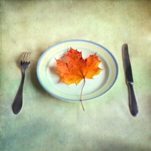 una hoja otoñal en un plato