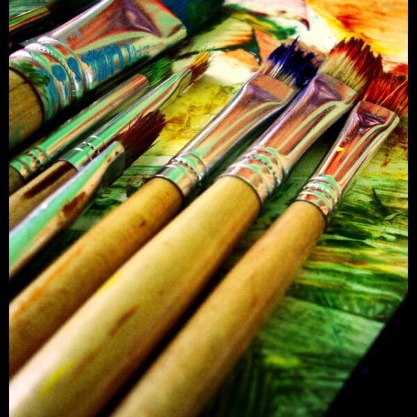 pinceles llenos de pintura
