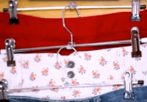 ropa colgada en perchas