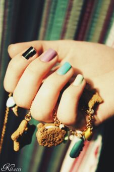 uñas pintadas de diferentes colores
