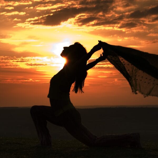 silueta de una mujer con un pañuelo